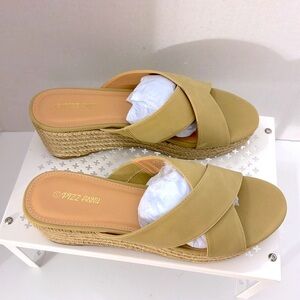 Pizz Annu Women's Tan 2.5” Wedge Heels Sandals Size 9.5 Slip On